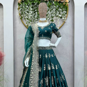 Lehenga Choli Dupatta Prêt-à-porter de Haute Qualité en Soie Tapeta Brodé de Paillettes, Réversible, par un Designer Indien – Meilleure Vente pour les Fêtes - Product Image 1