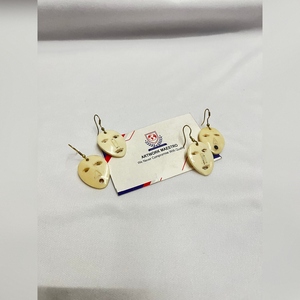 Collar con Colgante de Hueso Natural en Forma de Pez, Hecho a Mano de Forma Sostenible, que Muestra un Vibrante Arte Folclórico Indio y Artesanía Tribal Tradicional - Product Image 6