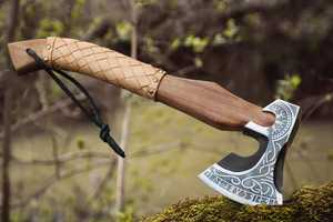 Hache de chasse et de camping en acier carbone avec manche en bois de frêne, lames en acier carbone faites à la main, haches vikings, avec manche enveloppé de cuir noir - Product Image 3