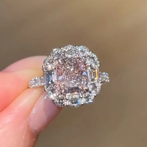 Anillo de Compromiso Elegante con Diseño Vintage, Moissanita 925, Corte Cojín Rosa, en Plata de Ley Chapada en Oro Blanco para Mujer - Product Image 3