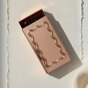 Boîte d'allumettes moderne en cuivre avec logo en relief, allumettes de sécurité durables pour usage domestique - Product Image 4