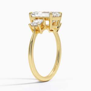 Bague à trois pierres en or jaune 14 carats avec diamant de laboratoire taille émeraude et pierres latérales taille princesse, bague de fiançailles et de mariage pour femme, bijoux raffinés - Product Image 2
