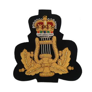 Badges de blazer en fil d'or faits à la main, brodés sur mesure, en vente - Product Image 5