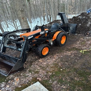 Tracteur miniature Kubota B7000, robuste et durable, 2 roues motrices, compact, pour travaux de jardinage et utilisation agricole moderne. - Product Image 6
