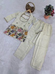 Ensemble Salwar en soie beige brodé de fleurs pour femmes, Kurta et pantalon Palazzo, tenue élégante décontractée pour les fêtes, vêtements sur mesure - Product Image 4