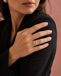 Bague de fiançailles en forme de cœur plaquée rhodium avec topaze, or 10K 14K 18K et argent 925 935, vente en gros - Product Image 1