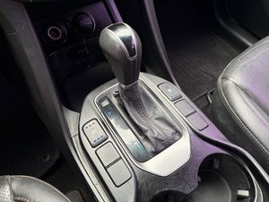 Santa Fe 2015 Usado, SUV Automático, 2.0L Diésel, Volante a la Izquierda, Económico, Duradero, Cuero, R18, Cámara, Color Oscuro - Product Image 5