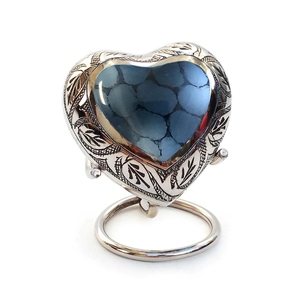 Elegante Urna Conmemorativa en Forma de Corazón con Acabado de Mármol Azul Océano, Borde de Latón Dorado Grabado a Mano y Base de Exhibición - Product Image 3