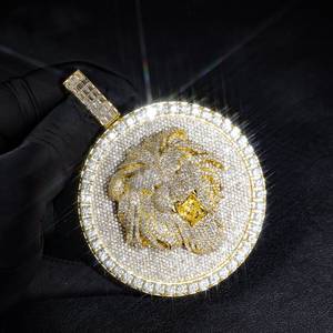 Colgante Medallón Cabeza de León Iced Out con Moissanita, Corte Brillante Redondo, Chapado en Oro, Joyería Unisex para Fiesta - Product Image 3