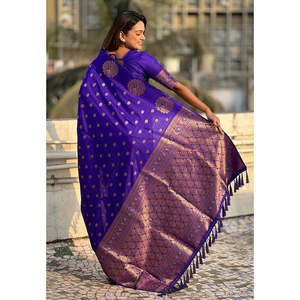 ผ้าซิ่นไหมนุ่มสีม่วงอ่อนลายทอแบบดูอัลซารี พร้อมขอบลายขนนกยูง - Product Image 3