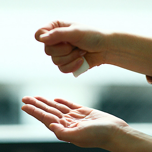 อคาจัง ฮอนโป ผ้าเช็ดทำความสะอาดเด็ก 99% วอเตอร์ เบบี้ 90 แผ่น x 16 แพ็ค ผ้าฝ้ายเนื้อนุ่ม สำหรับทารกแรกเกิดและผิวบอบบาง ผลิตในญี่ปุ่น สำหรับใช้ในครัวเรือนและเด็กทารก - Product Image 5