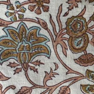 ผ้าฝ้ายพิมพ์ลายบล็อกสีแดง ลายดอกไม้สีขาว ลายบุตะ |   ตลาดขายส่งเจียปุร์ - Product Image 1