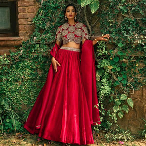 Conjunto de lehenga choli dupatta de seda romana de diseñador con detalles de lentejuelas y trabajo de dori para bodas y fiestas. - Product Image 1