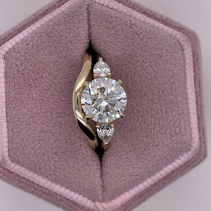 Anillo de Compromiso con Tres Diamantes Cultivados en Laboratorio, Corte Redondo de 3 Quilates, con Banda a Juego y Piedras Laterales en Forma de Pera - Product Image 6
