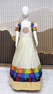 Robe longue en satin plissée style ethnique vintage avec dupatta pour soirée et mariage - Product Image 1