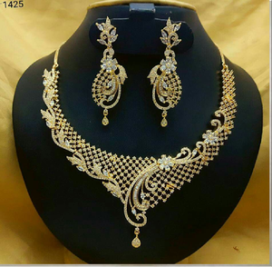 Design en feuille d'or mat associé à des jhumkas ornés de perles. Beauté traditionnelle, disponible à prix de gros. - Product Image 2