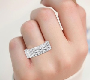 Bague Éternité de Luxe en Or Blanc 14K avec Diamants de Laboratoire Taille Baguette Élégante et Audacieuse, 6.16 CTW, pour Anniversaire - Product Image 1