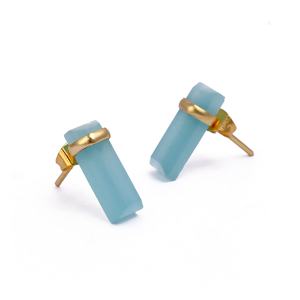 Boucles d'oreilles clous rectangulaires en laiton plaqué or avec chalcédoine aqua, faites à la main, minimalistes, géométriques, pierres précieuses - Product Image 2