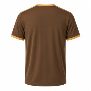 เสื้อยืด Iota Phi Theta พรีเมียมสีน้ำตาลลายนูน สำหรับผู้ชาย ลายตราสัญลักษณ์โทนสี แขนสั้น คอกลม สไตล์ลำลอง แฟชั่น แต่งขอบสีทอง สไตล์วิทยาลัย - Product Image 3