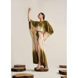 Robe longue kaftan vert olive tie-dye pour femme, ceinturée, coupe ample, élégante, idéale pour les soirées et les vacances. - Product Image 2