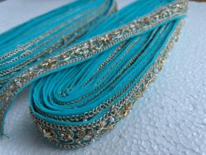 Elegante Cinta de Encaje Bordada en Turquesa con Cuentas Doradas y Trabajo Zari para Decoración de Vestidos Saree y Manualidades - Product Image 3