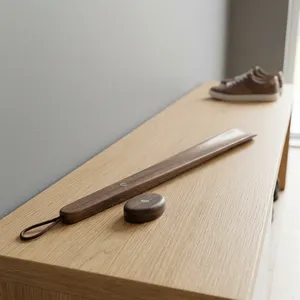 Chausse-pied en bois artisanal long avec boucle de suspension en cuir, en bois naturel lisse, aide au portage des chaussures - Product Image 4