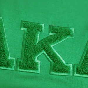 T-shirt vert en chenille brodé de lettres grecques – Coton premium – Vêtement décontracté pour sororité – Mode streetwear - Product Image 4