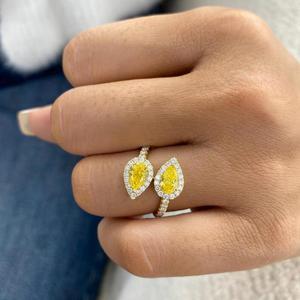Anillo de compromiso de oro amarillo de 14K con diamante talla pera amarillo elegante y piedras laterales de diamante talla redonda, regalo nupcial - Product Image 3