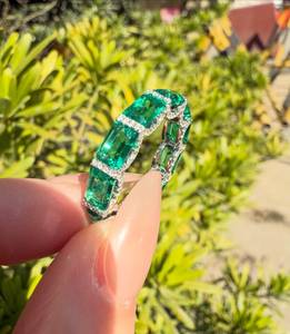 แหวนเพชรทรงสี่เหลี่ยมมรกตสีเขียว ประดับเพชรเต็มวงแบบ Pave แหวนเพชร Eternity ชุบโรเดียม เครื่องประดับสำหรับผู้หญิง - Product Image 2