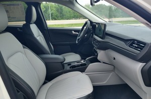 NUEVO Y EXCELENTE Ford Escape PHEV 2025 con Navegación, Asientos de Cuero, Faros LED Automáticos - Product Image 2