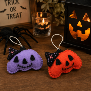 Adorno Colgante de Calabaza de Halloween Hecho a Mano con Fieltro - Product Image 1