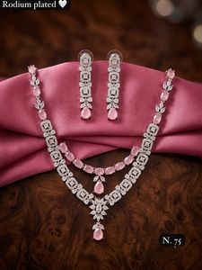 Collection Fantaisie – Parure Collier et Boucles d'Oreilles pour Femme, Plaqué Or de Haute Qualité, Motif Géométrique, Sertissage Griffe, Perles d'Imitation, pour Mariage - Product Image 1