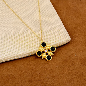 El Joyero - Collar con Colgante de Trébol de Cuatro Hojas con Ónix Negro Hecho a Mano, Cadena Ajustable de Latón con Oro de 18k, Estilo Vintage para Mujer, Regalo - Product Image 4