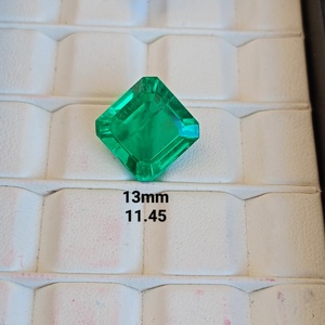 Émeraudes vertes forestières de laboratoire, polies, certifiées IGI, vendues dans le monde entier, en pierres brutes pour la fabrication de bijoux. - Product Image 1