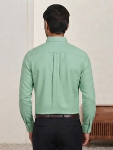 เสื้อเชิ้ตผู้ชายสีเขียวล้วน ผ้าฝ้าย แขนยาว ปกคอปก ผ้าป๊อปลินกันยับ สำหรับใส่ในฤดูใบไม้ผลิ - Product Image 3
