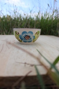 Bol de service en céramique artisanale avec motif floral bleu, finition émaillée durable pour des tables élégantes et modernes - Product Image 3