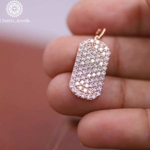จี้เพชรโมอิสซาไนต์ Charm_Jewells เงินแท้ 925 ชุบทองคำสีกุหลาบ ทรงเหลี่ยมเจียระไนแบบ Micro Pave เหมาะสำหรับทุกเพศทุกวัย สวมใส่ได้ทุกวัน หรูหรา ได้รับการรับรองจาก IGI - Product Image 1