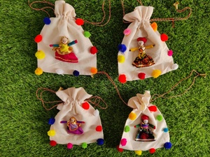 Bolsas Potli Indias Tradicionales Hechas a Mano, Bolsas Rajastaníes con Pompones Multicolores, Bolsas Versátiles - Product Image 2