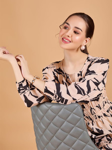 เดรสพิมพ์ลายสีพีช ทรงพอดีตัว คอวี แขนยาว ความยาวปานกลาง ชายกระโปรงบาน ขนาดและทรงพอดีตัว - Product Image 2