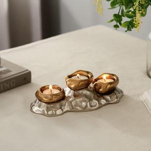 Candelabro de Latón Hecho a Mano con Tres Soportes Dorados Envejecidos sobre Base Plateada para Decoración del Hogar - Product Image 1
