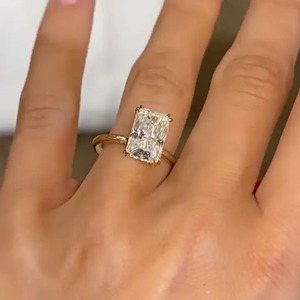 Anillo de Compromiso con Diamante Cultivado en Laboratorio, Corte Radiante, Halo Oculto, Diseño Elegante, en Plata 925 Chapada en Oro, Anillo de Promesa/Boda para Mujer - Product Image 1