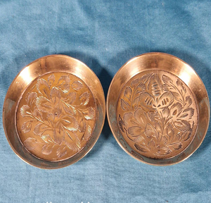 Posavasos vintage de latón grabados con figuras tradicionales indias y bordes florales ornamentados, disponibles a precios de mayorista. - Product Image 5