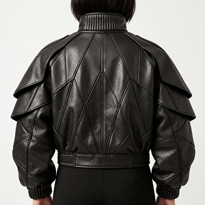 Chaqueta de cuero sintético negra para hombre con cuello alto, diseño de capa en los hombros, puños acanalados, cremallera frontal y personalización OEM - Product Image 2