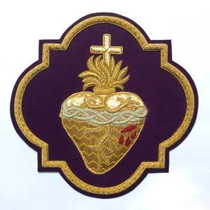 Aplique Religioso de Lujo Bordado a Mano con Hilo de Oro y Diseño de Sagrado Corazón - Resistente al Agua con Efecto 3D en Relieve - Product Image 1