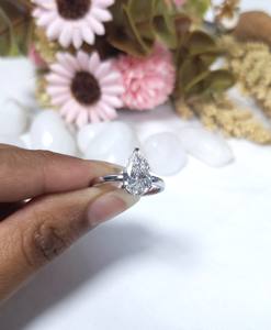 Bague de fiançailles solitaire en diamant de laboratoire taille poire 1,80 ct, or blanc 14 carats massif, cadeau pour elle - Product Image 5