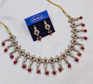 ชุดสร้อยคอพรีเมียมแบบ Kundan ประดับมุกและพลอยสีเขียว ดีไซน์สำหรับงานแต่งงาน เหมาะสำหรับผู้หญิง - Product Image 3