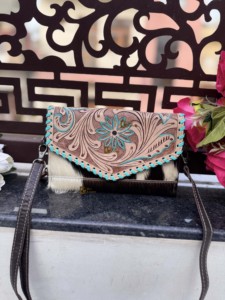 Funda de Teléfono Tipo Clutch de Cuero Tallado a Mano, Elegante Cartera de Cuero Vacuno con Diseño Único en Color Turquesa para Mujer - Product Image 4