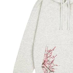 Sudadera con capucha bordada de inspiración streetwear con materiales premium y diseños de costuras detalladas. - Product Image 4