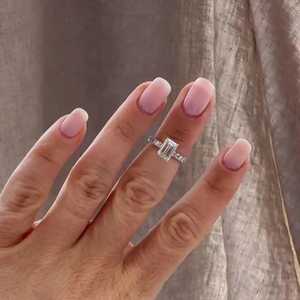 Anillo de compromiso clásico de plata 925 con banda de media pavé de diamantes cultivados en laboratorio de esmeralda de 2 quilates para mujer, precio de fábrica al por mayor - Product Image 2