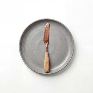 มีดเนยทองแดงพร้อมด้ามไม้ ขอบหยัก ผิวแบบตอกลาย อุปกรณ์ครัว 1 ชิ้น - Product Image 3